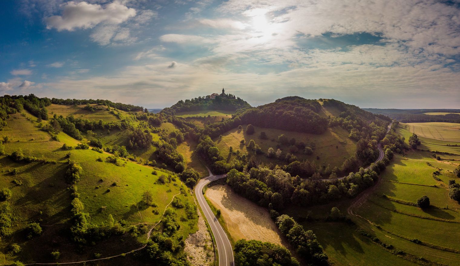 Blick auf die Leuchtenburg, die auf einem grünen Hügel thront