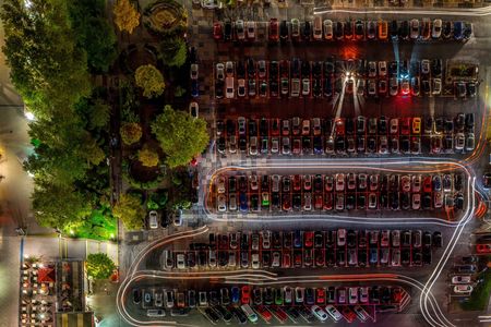 Parkplatz auf dem Eichplatz in Jena, bei Nacht, beleuchtet, von oben