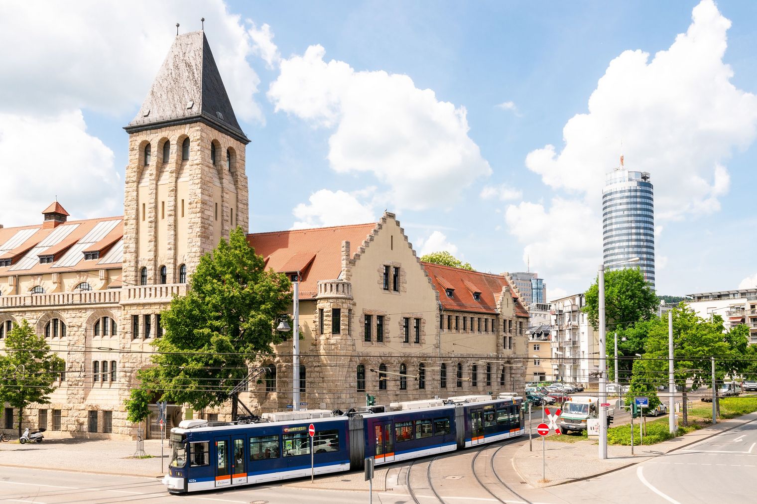 Eine Straßenbahn fährt zwischen Volksbad Jena und Busbahnhof vorbei