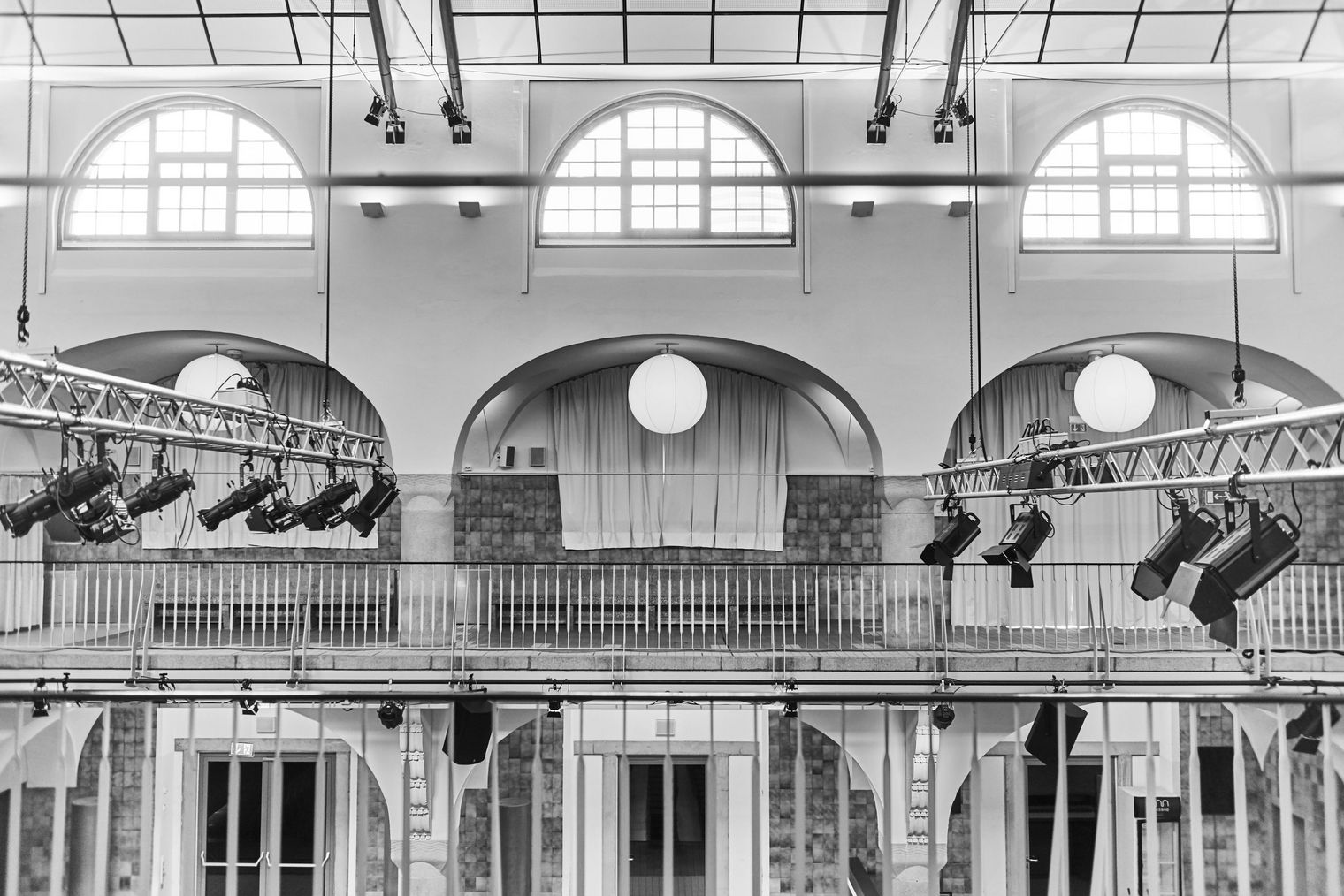 Schwarz-weiß Foto der Traversen im Volksbad Jena