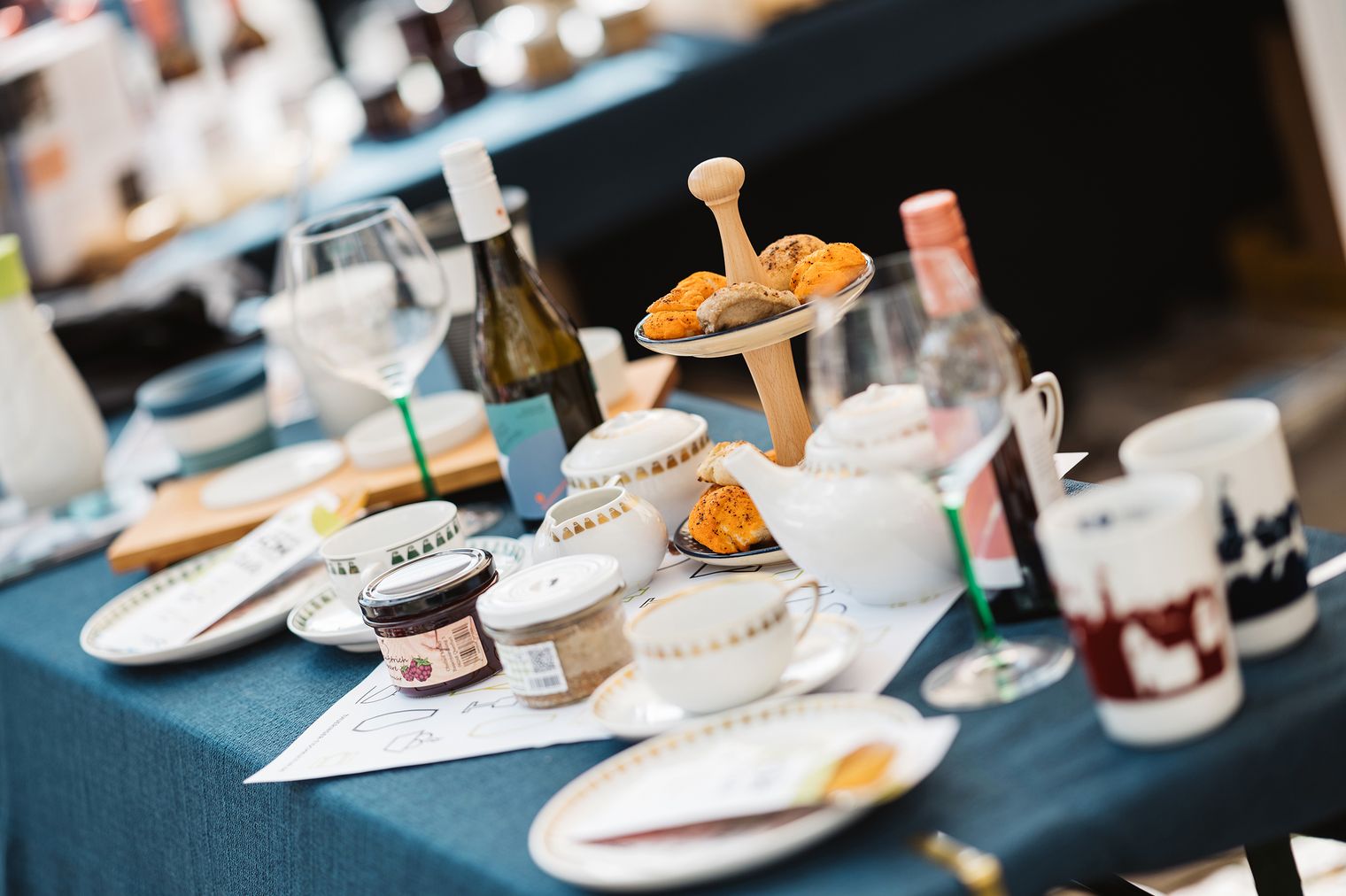 Gedeckter Tisch mit Porzellan, Essen und Trinken bei den handgemacht-Tagen in Jena