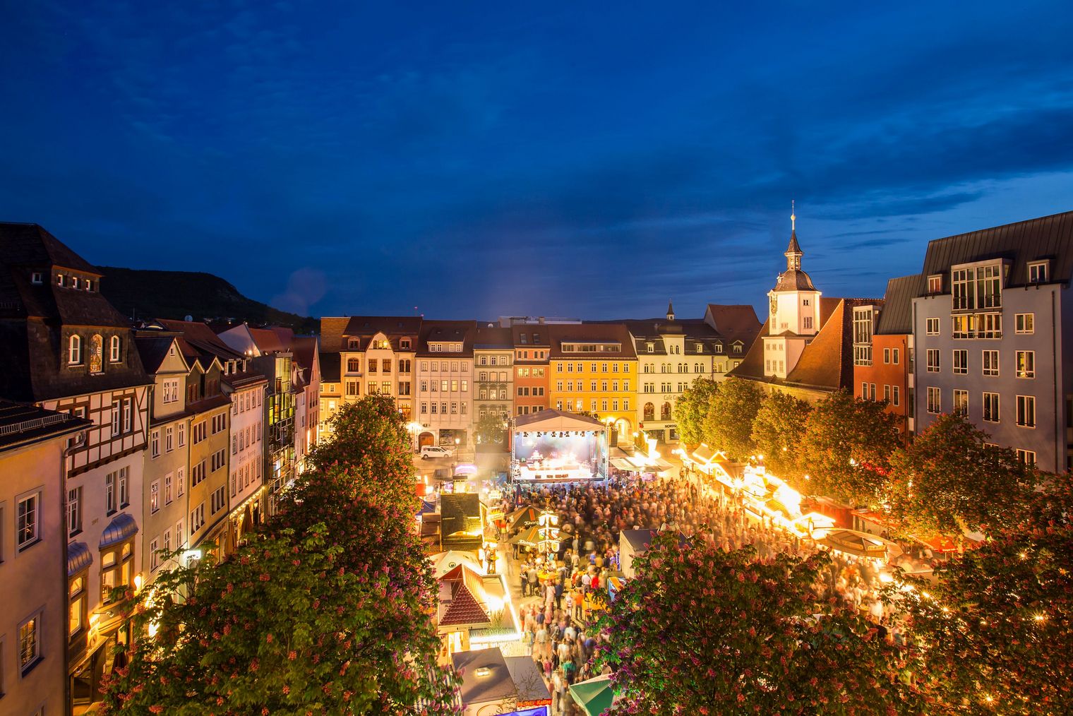 Blick auf den Jenaer Marktplatz zum Frühlingsfest mit Live-Band auf der Bühne