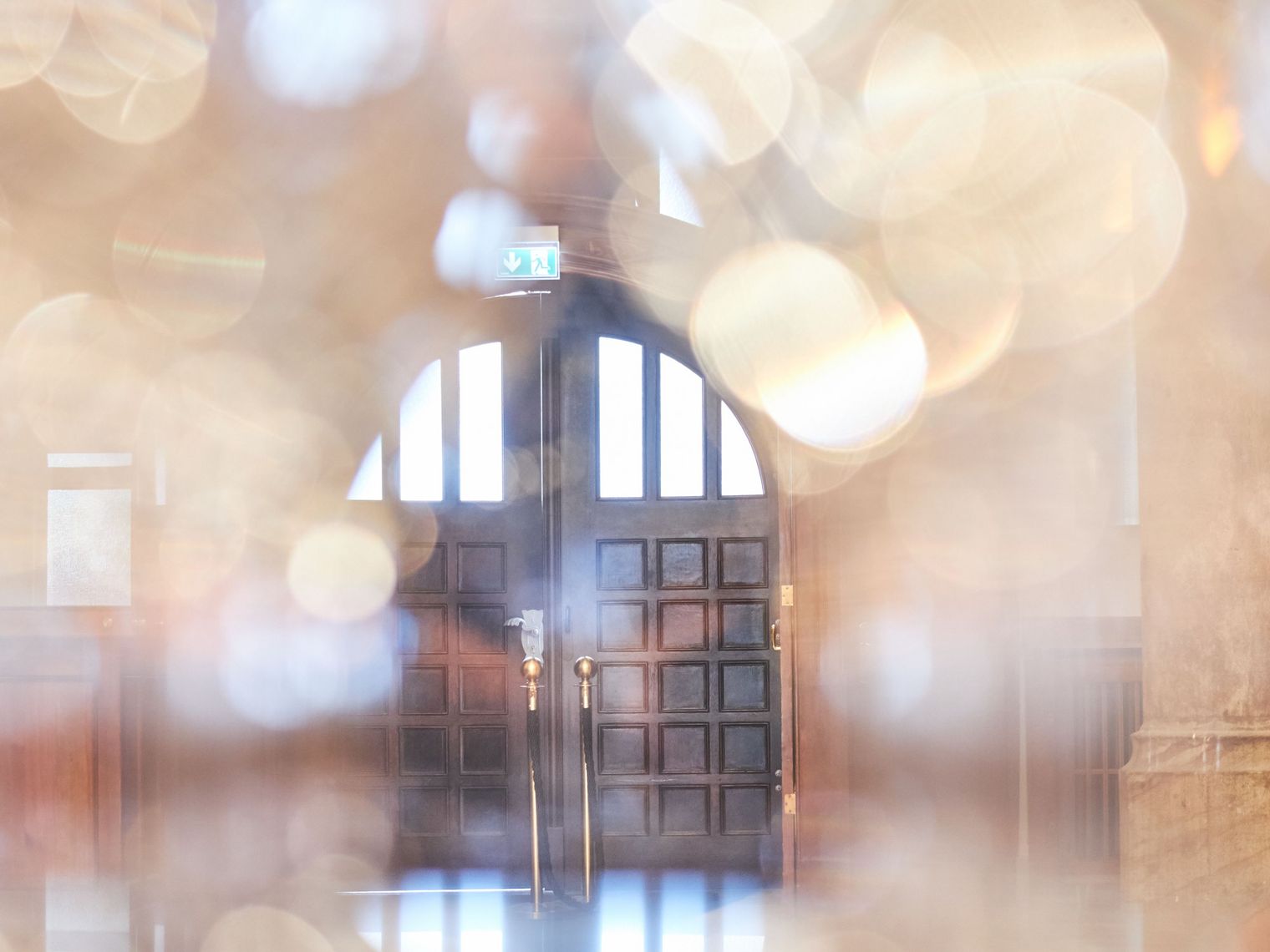 Holztür im Volkshaus Jena mit Lichtflecken