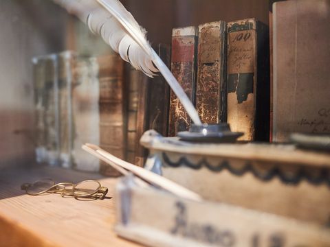 Exponate aus der Zeit der Frühromantik im Romantikerhaus Jena: Bücher, Federkiel, Brille